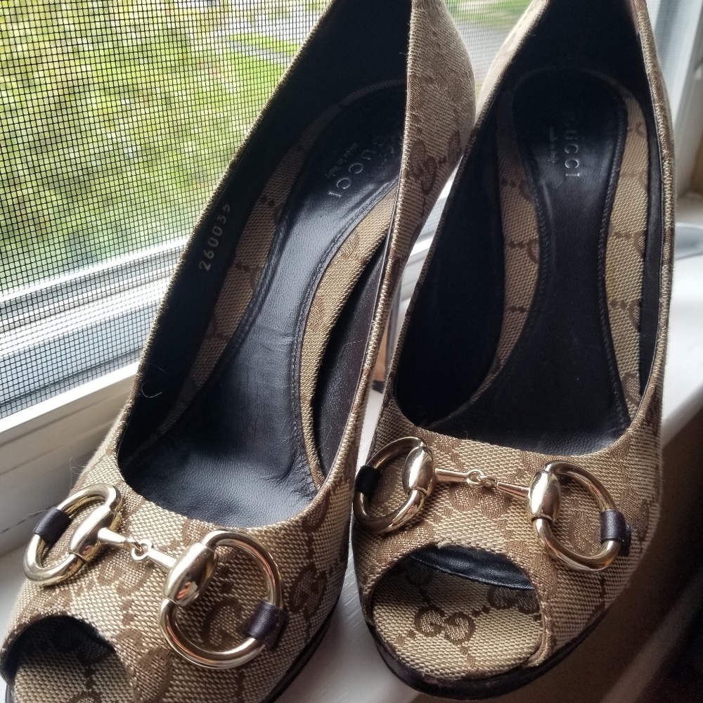 Gucci pumps